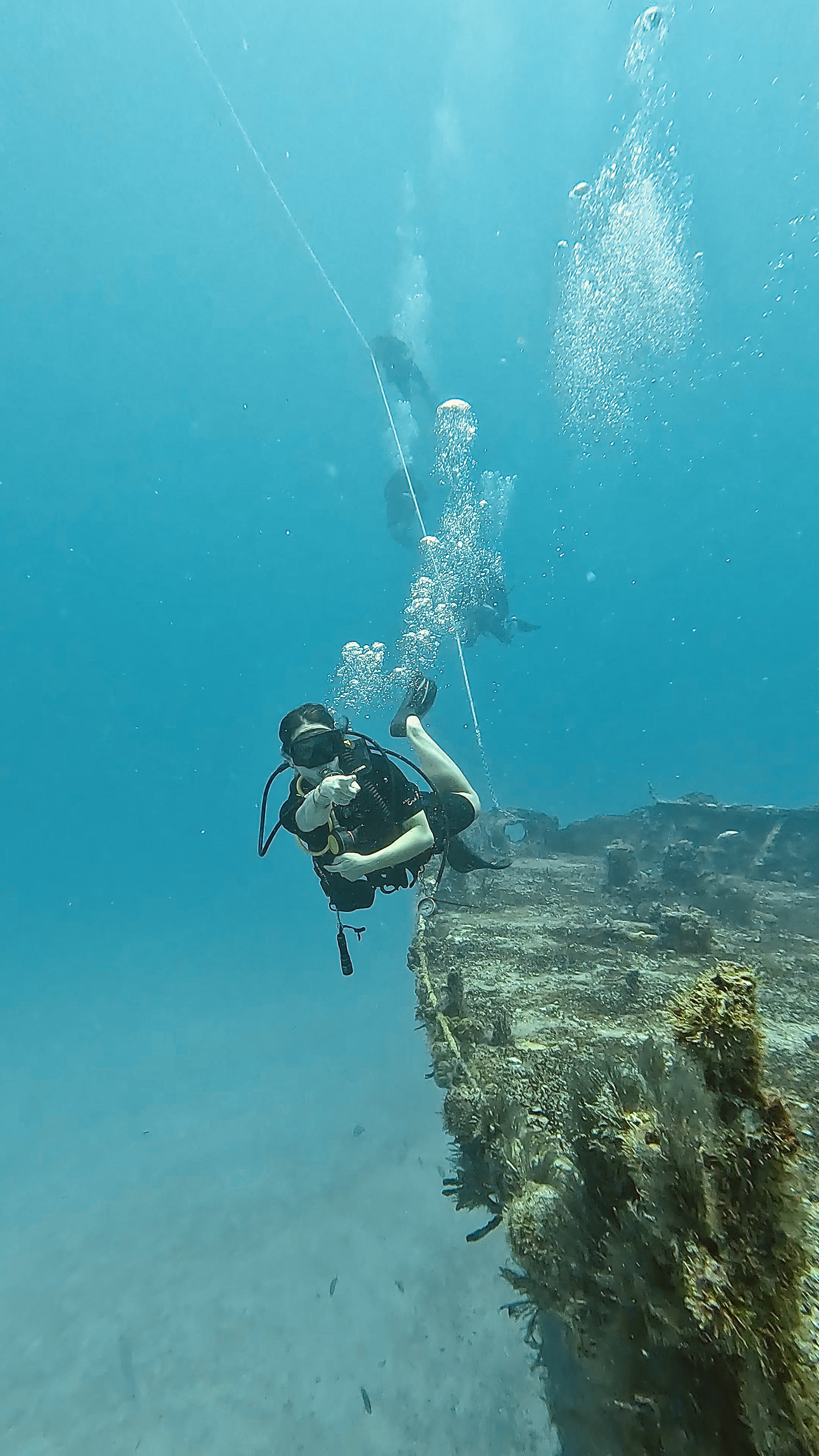 Buceo en barco hundido en Puerto Morelos buzo con línea