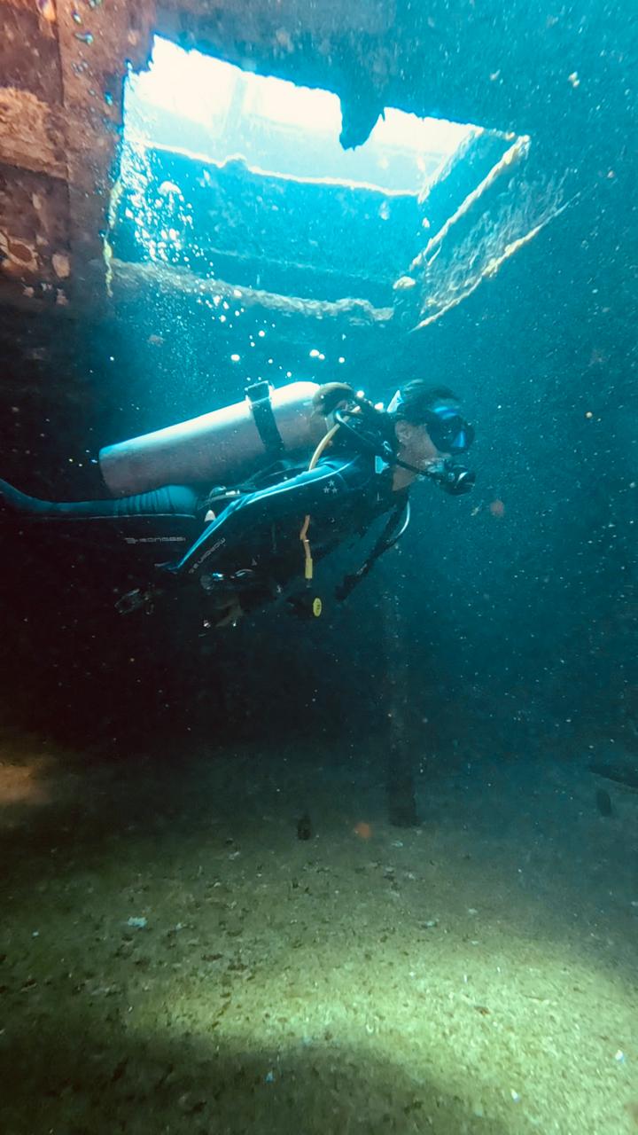 Buzo en el interior del barco hundido Cozumel