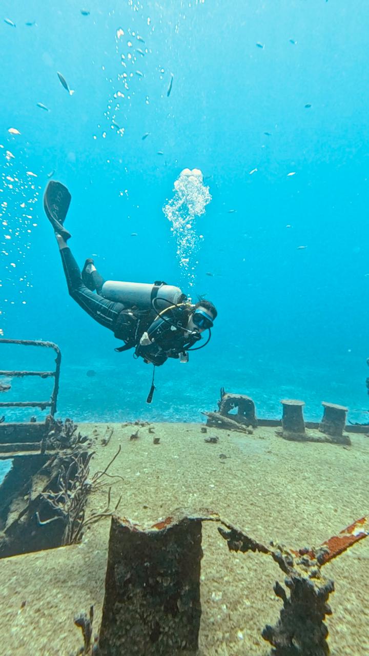 Buzo sobre la cubierta del barco hundido Cozumel