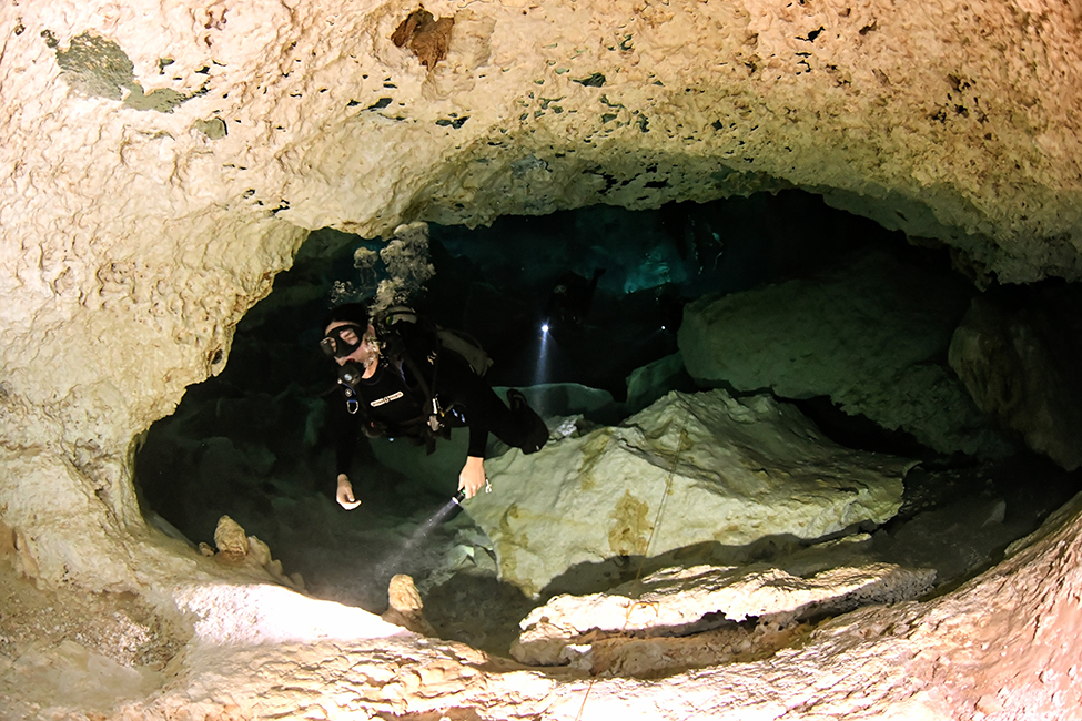 Buceo en el cenote Dos Ojos