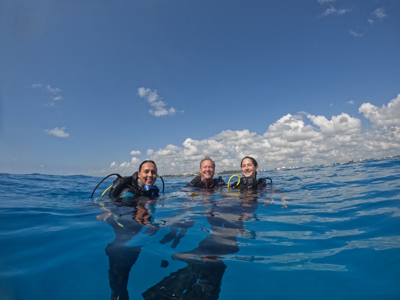 Buzos felices tras su primera experiencia de buceo